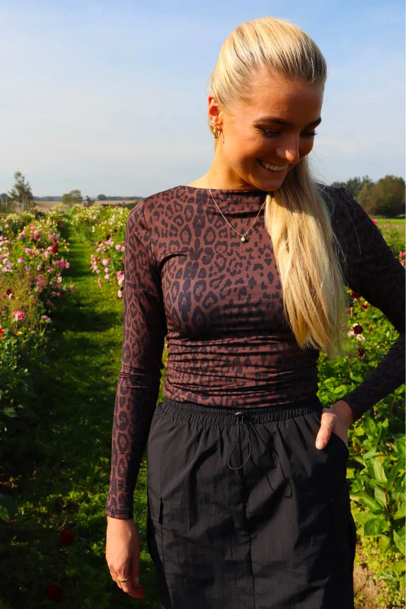 Lotus LS Top | Brown Black Leo | Bluse fra Liberté - Image 3