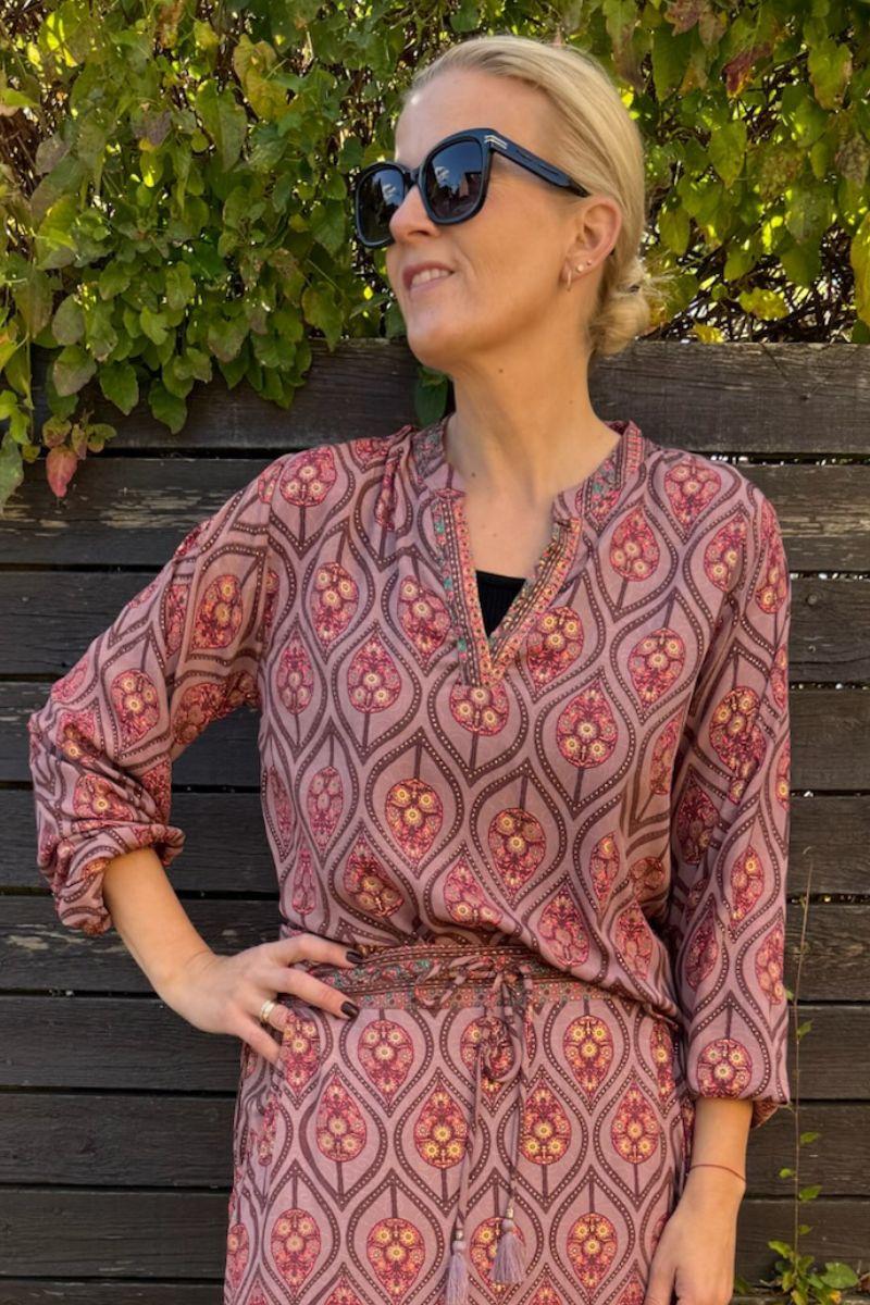 Luna Blouse | Powder Tulip | Bluse fra Black Colour