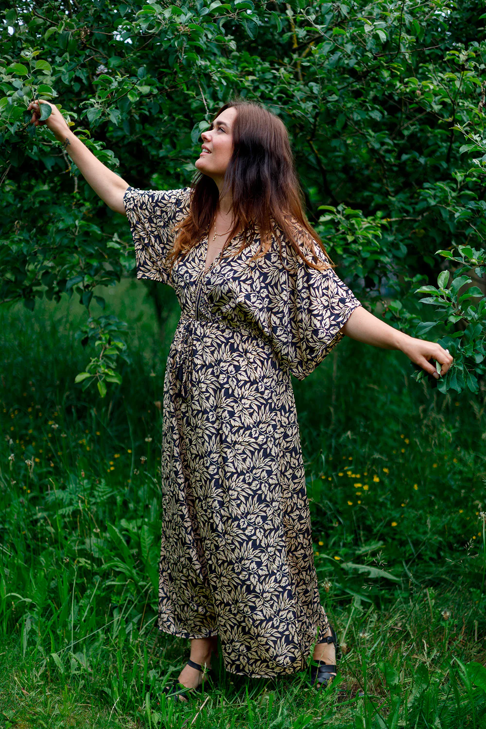 Luna Long V-Neck Dress | Sahara Moon | Kjole fra Black Colour