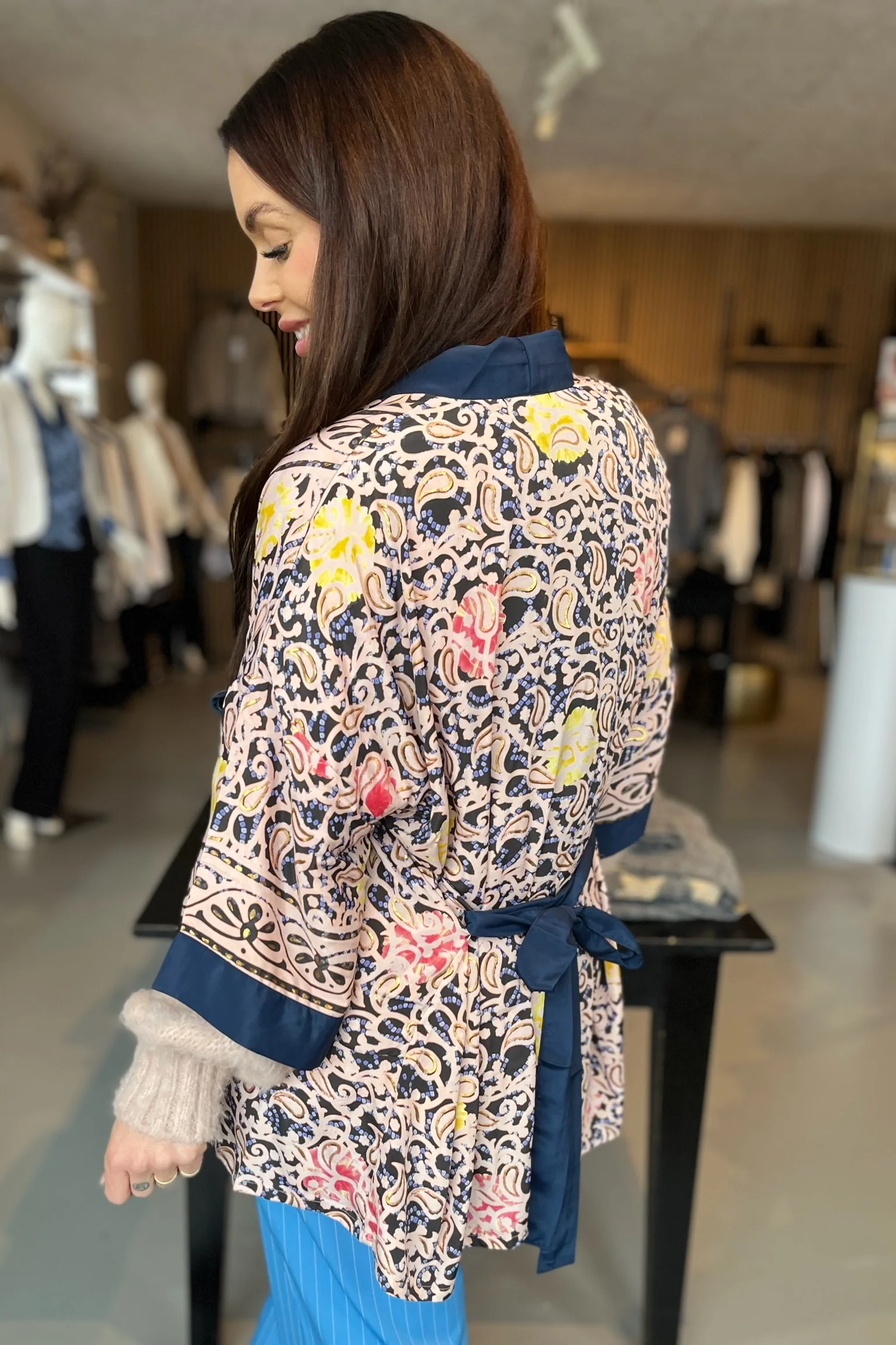 Luna Short Kimono | Blue Decor | Kimono fra Black Colour - Image 2