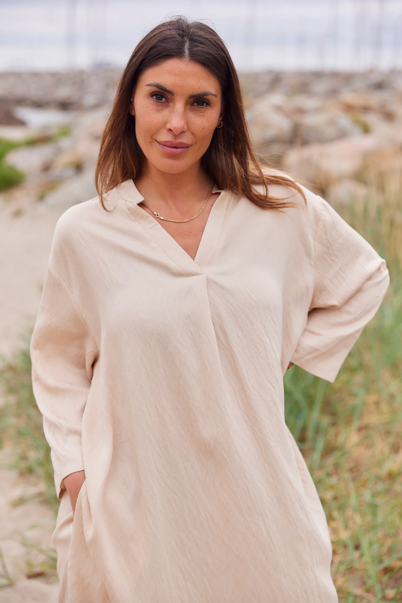 Maja Tunic | Beige | Kjole fra Atelier C - Image 2