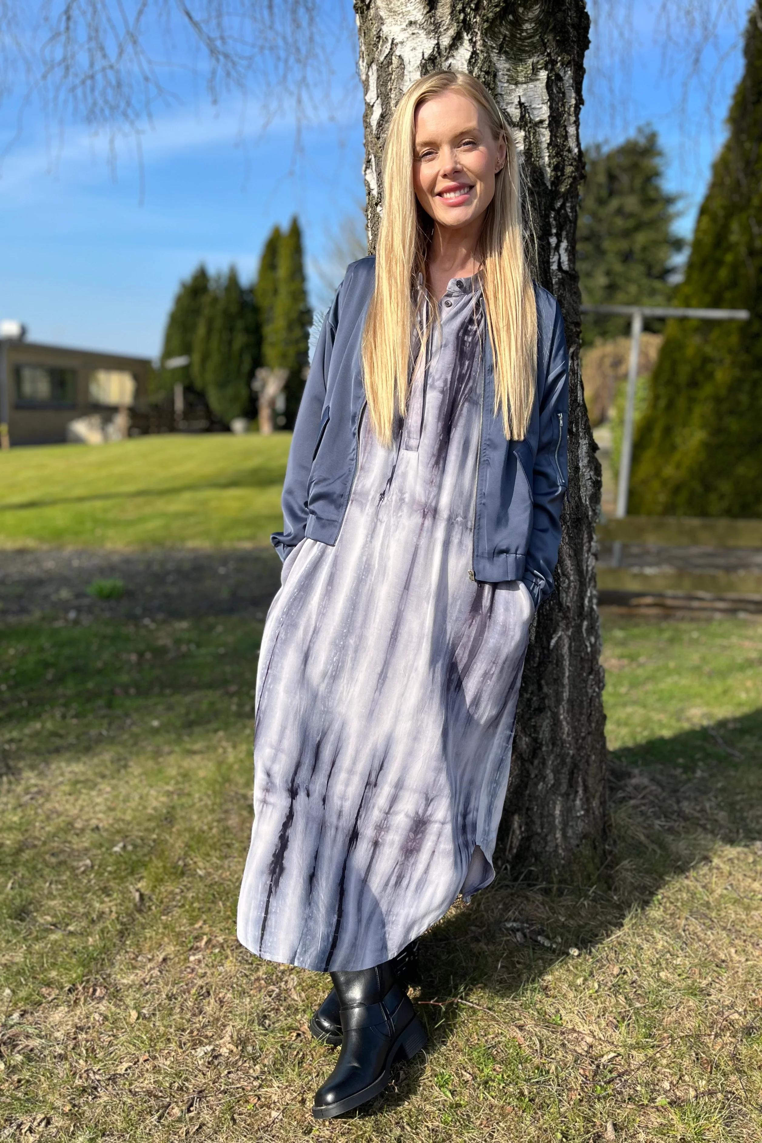 Meera Tie Dye Dress 40536 | Grey | Kjole fra Black Colour - Image 2