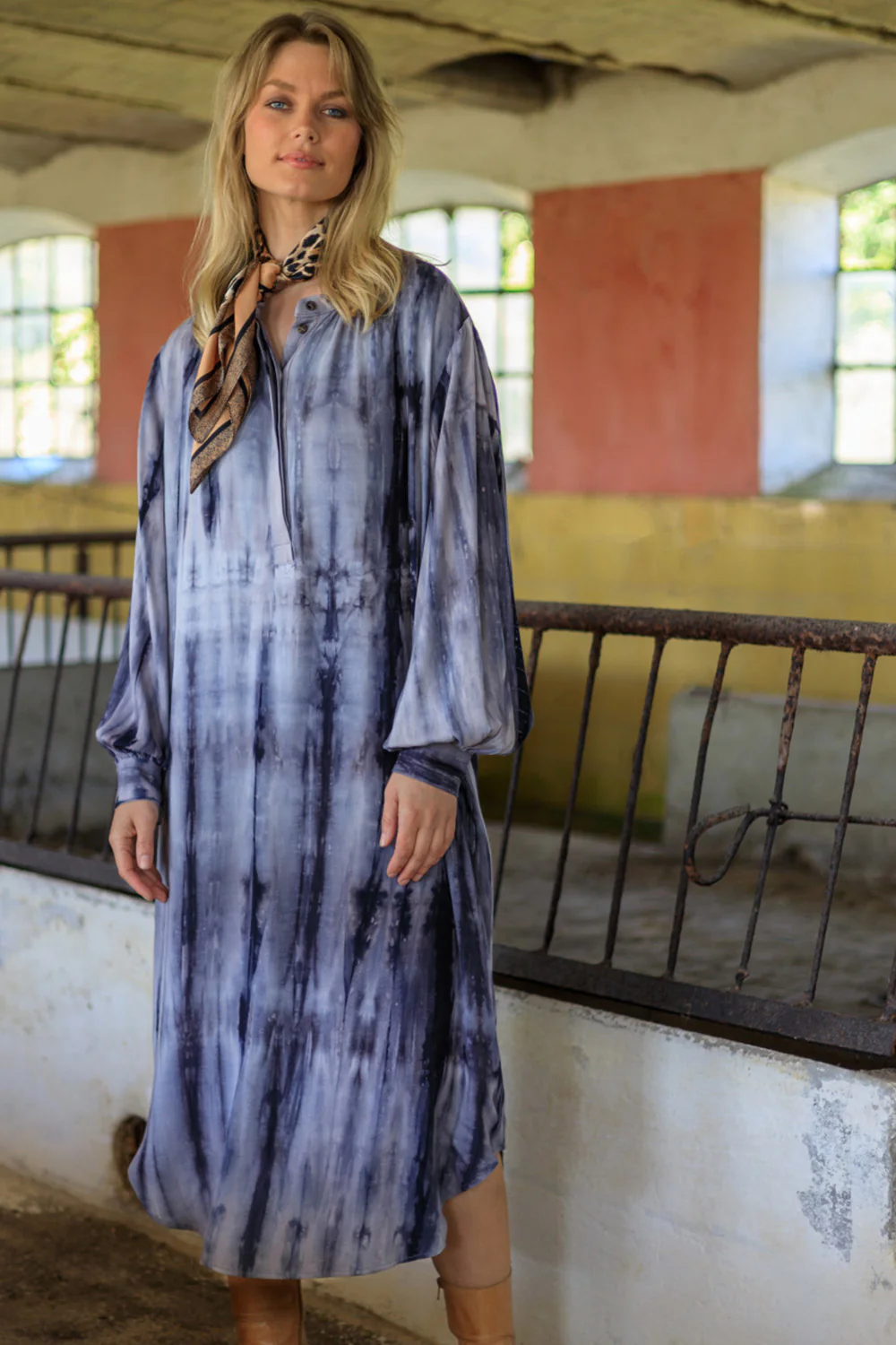 Meera Tie Dye Dress 40536 | Grey | Kjole fra Black Colour - Image 4
