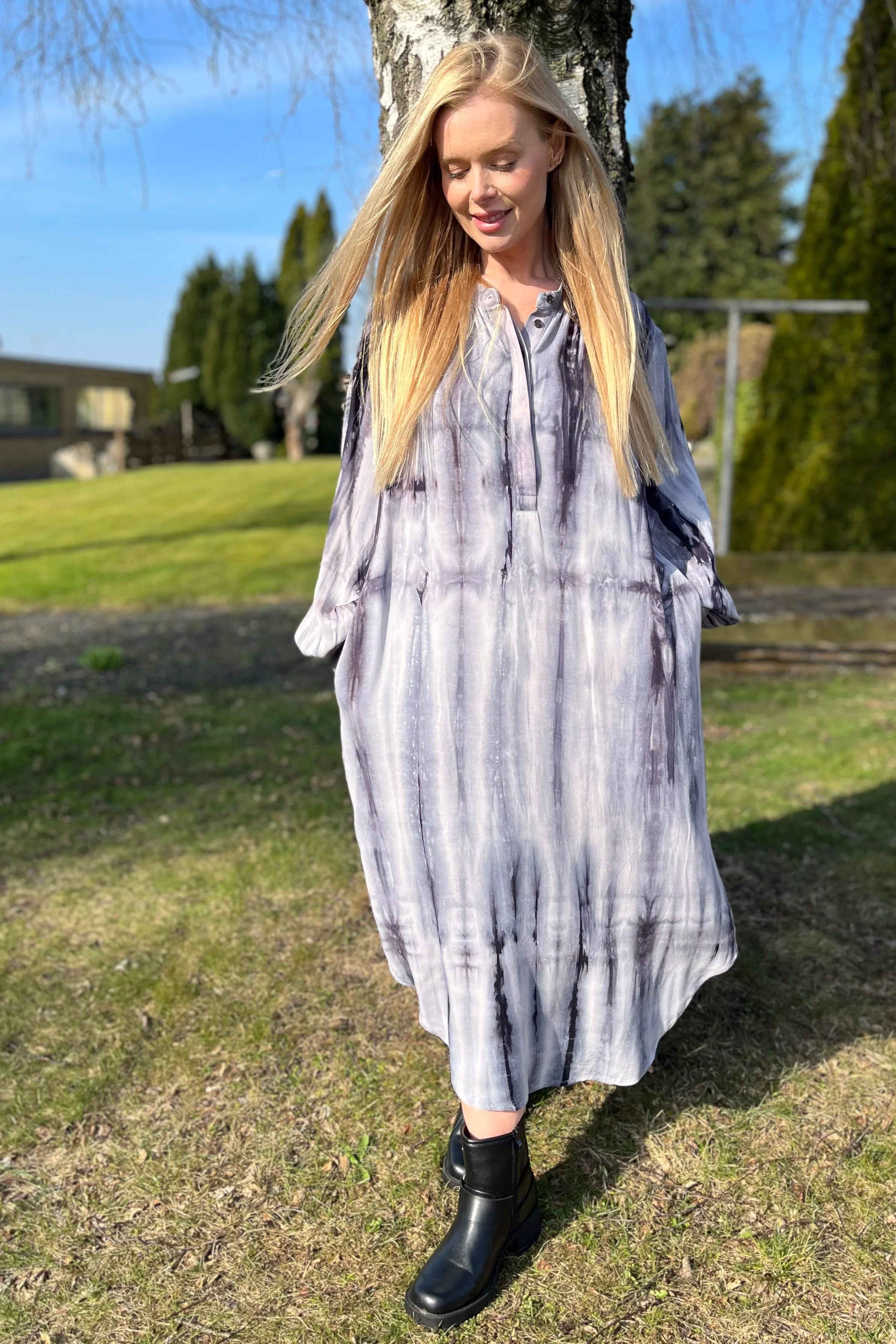 Meera Tie Dye Dress 40536 | Grey | Kjole fra Black Colour - Image 7