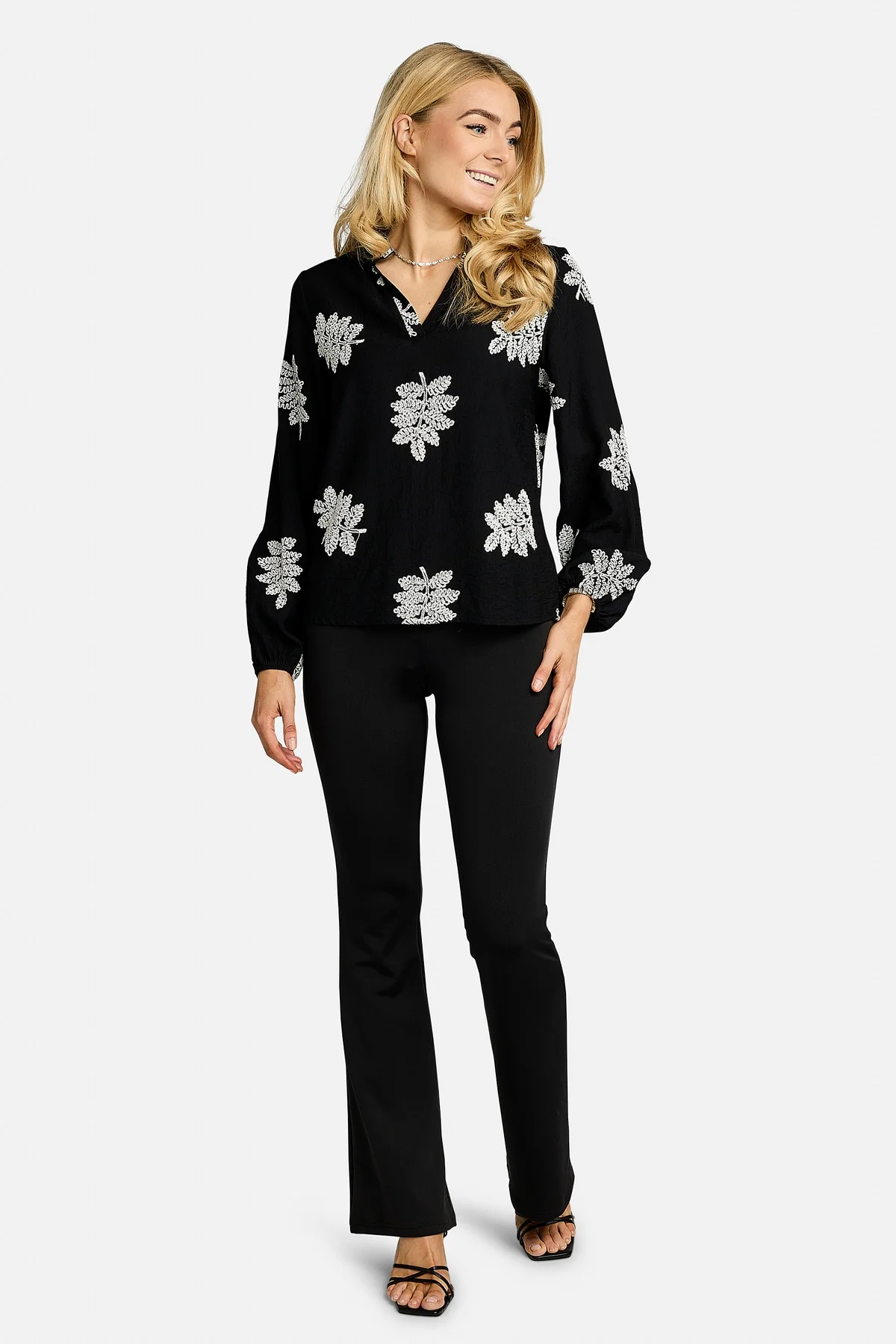 Meg Ls Vneck Blouse | Black Creme Leaf | Bluse fra Liberté - Image 7