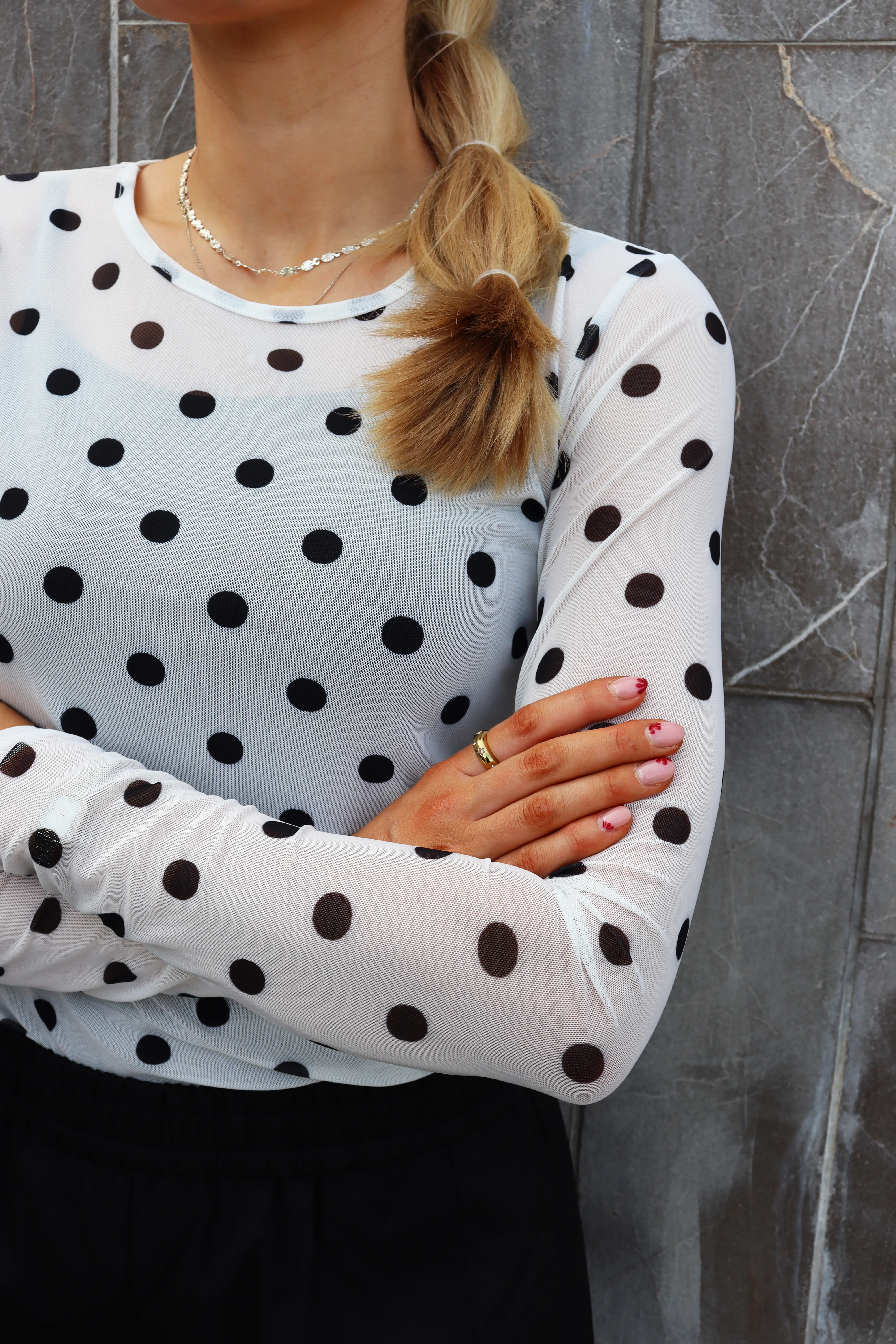 Mesh Ls Tshirt | White Black Big Dot | Bluse fra Liberté