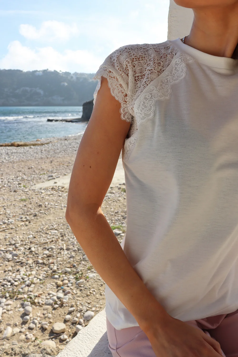 Milla Lace Tshirt | White | T-Shirt fra Liberté - Image 2