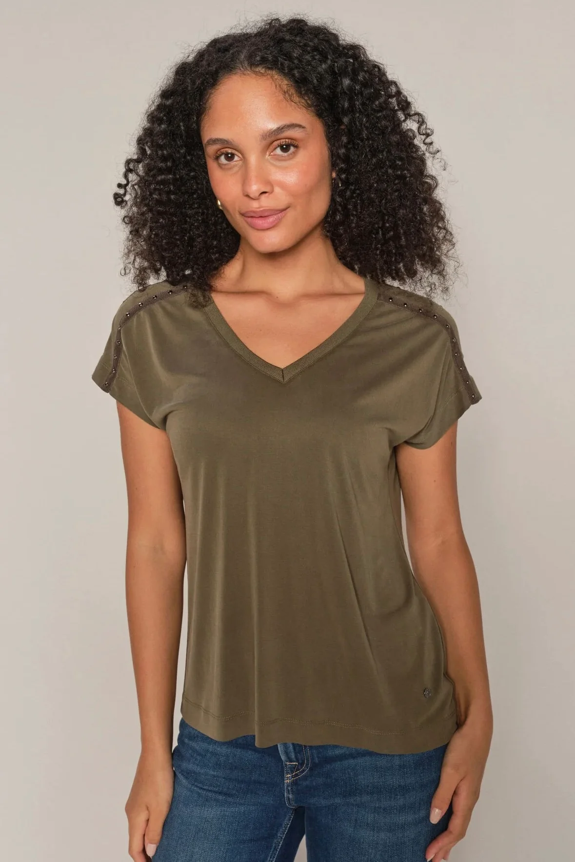 Narelle V-neck Stud Tee | Sea Turtle | T-shirt fra Mos Mosh