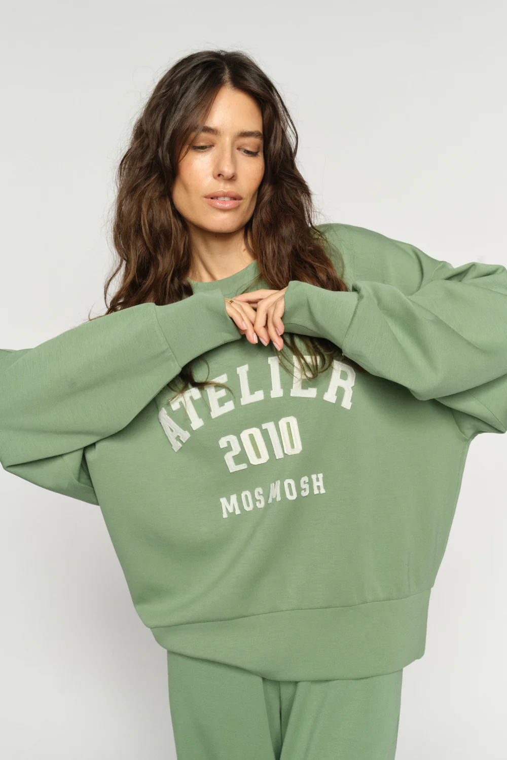 Nima O-LS Sweatshirt | Turf Green | Bluse fra Mos Mosh - Image 3