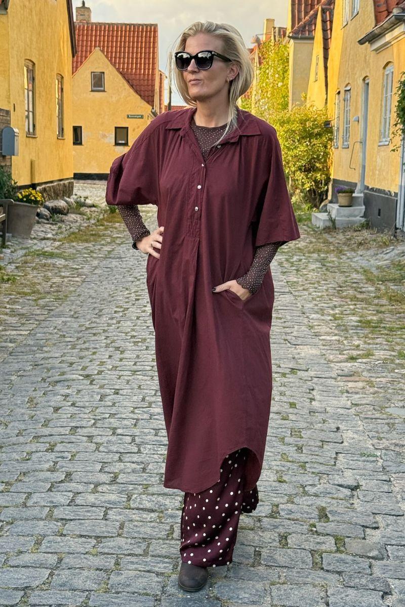 Molly Dress | Plum | Kjoler fra Black Colour - Image 5
