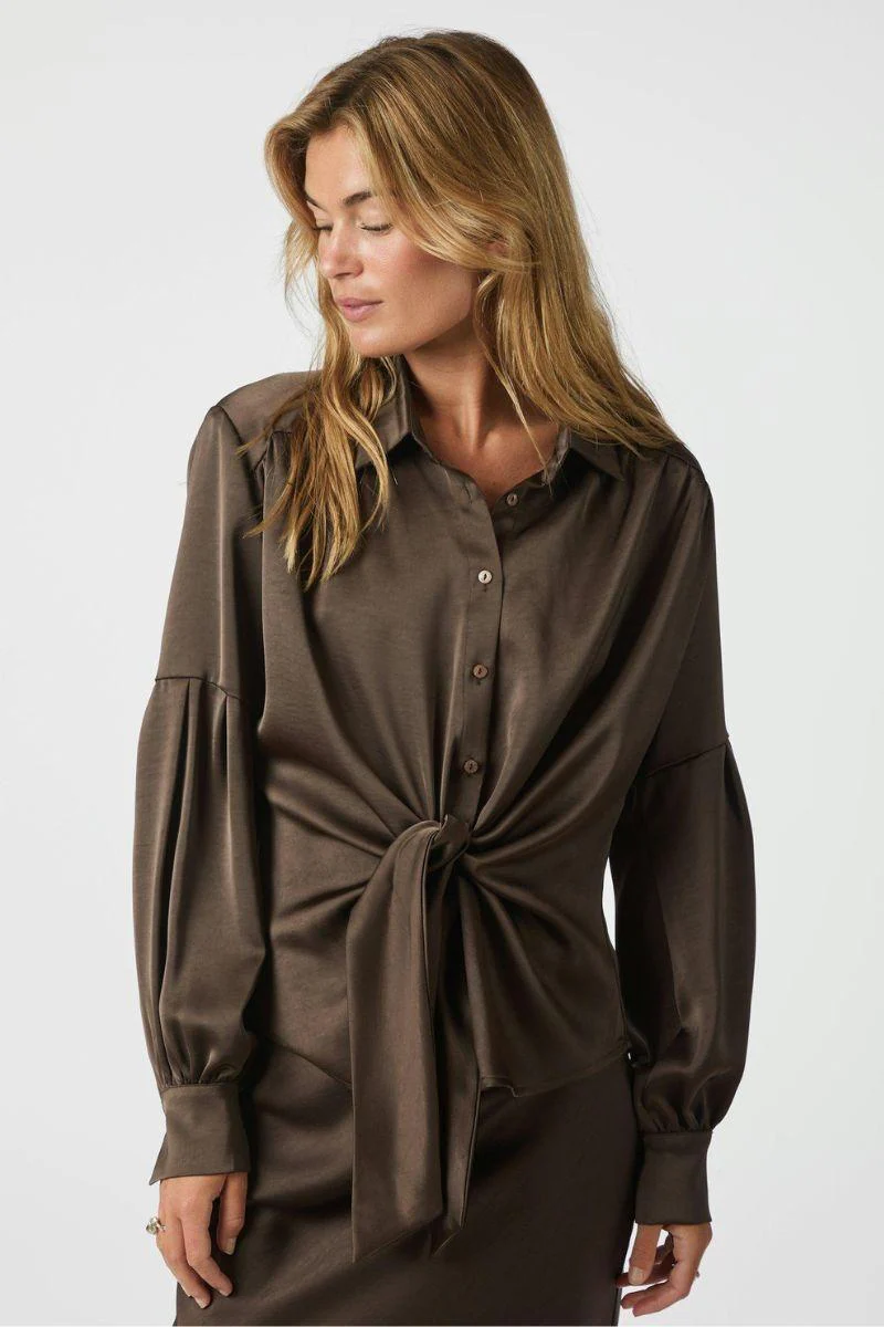 Naja Satin Shirt | Dark Brown | Bluse fra Neo Noir - Image 2