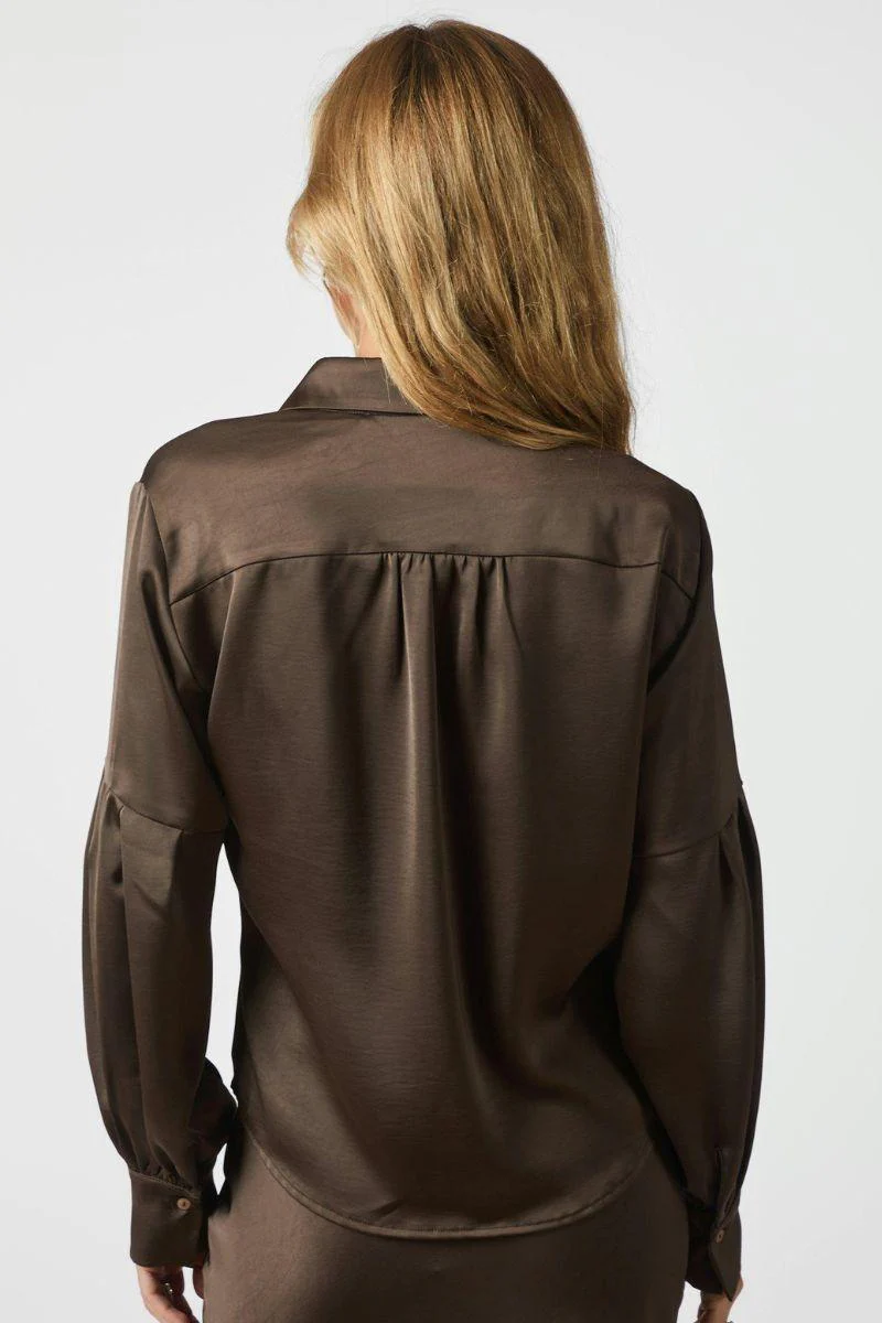 Naja Satin Shirt | Dark Brown | Bluse fra Neo Noir - Image 4