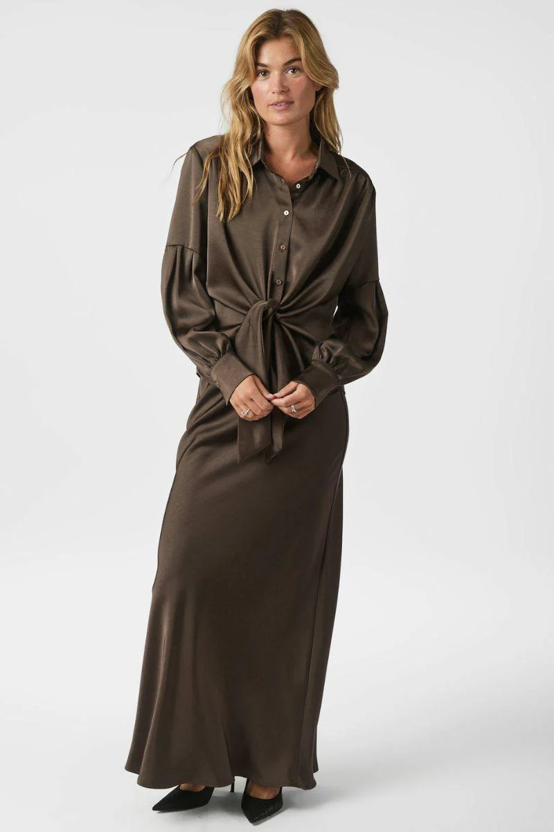 Naja Satin Shirt | Dark Brown | Bluse fra Neo Noir - Image 6