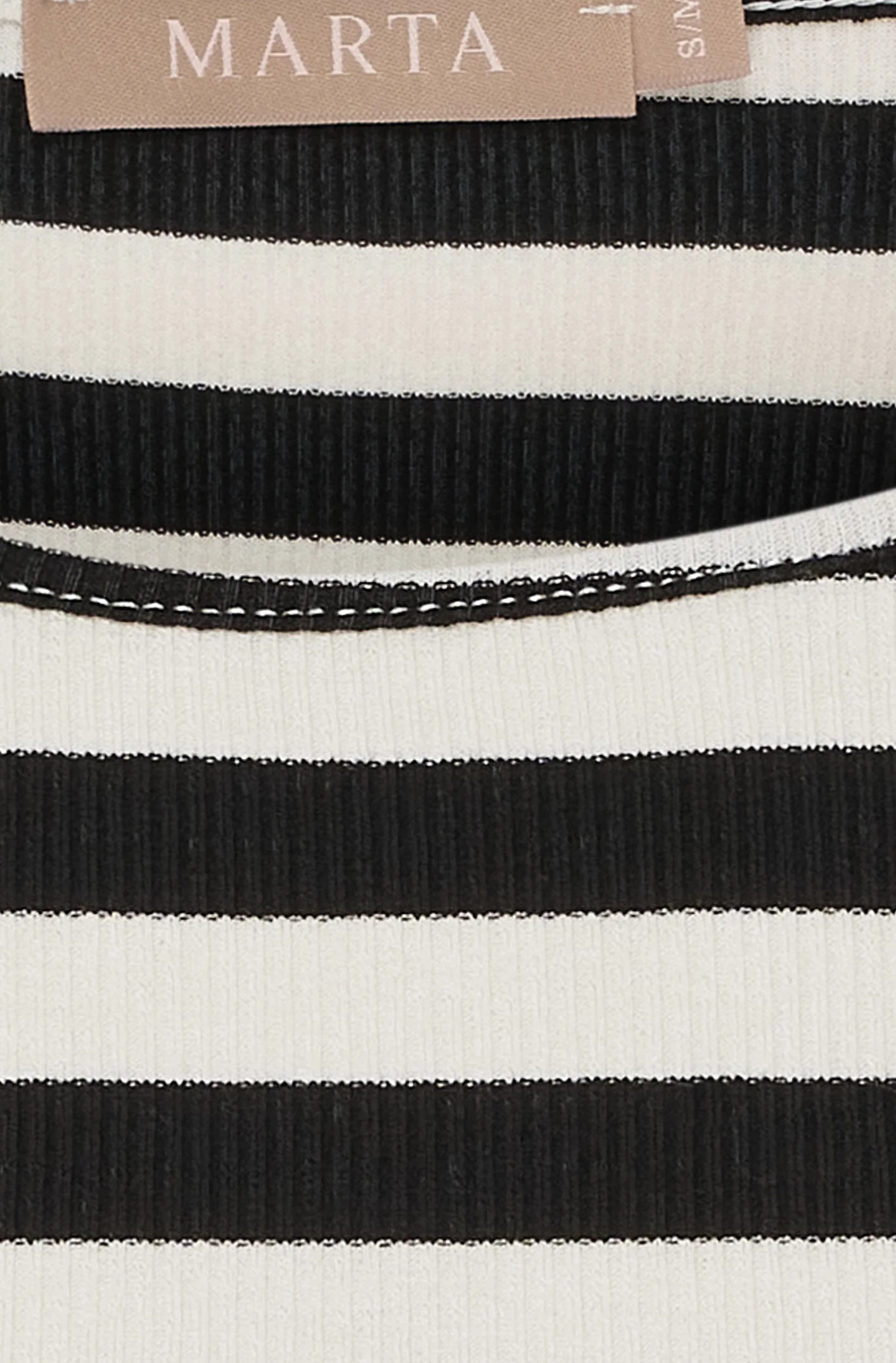 Nena Tee | Nero | T-shirt fra Marta du Chateau - Image 2