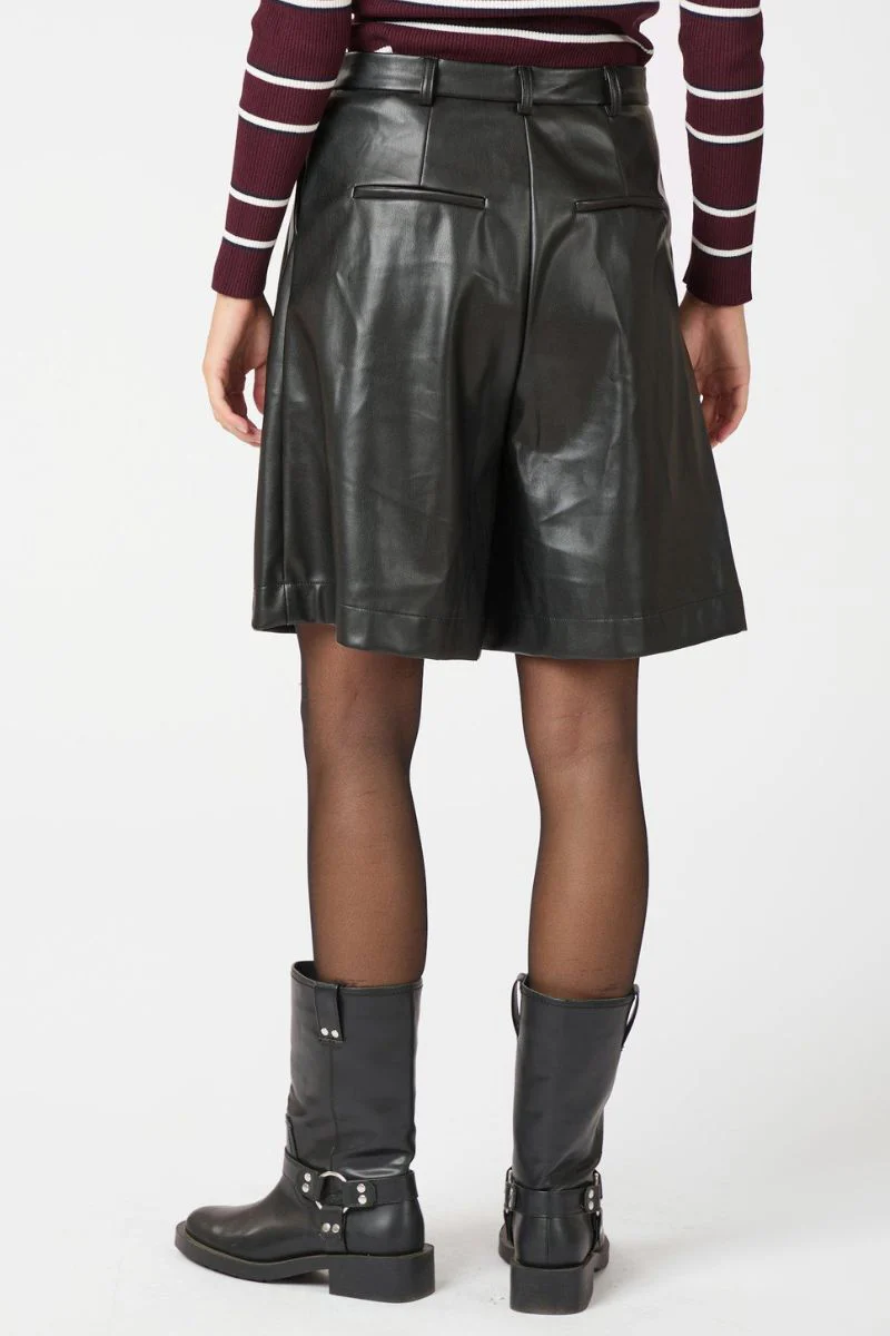 Nika Bermuda PU Shorts | Black | Shorts fra Neo Noir - Image 7