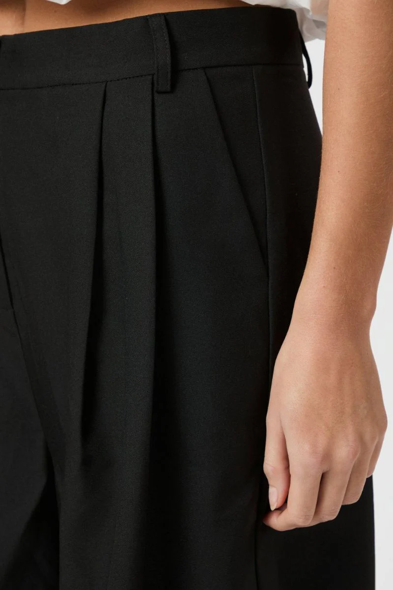 Nika Bermuda Shorts | Black | Shorts fra Neo Noir - Image 8