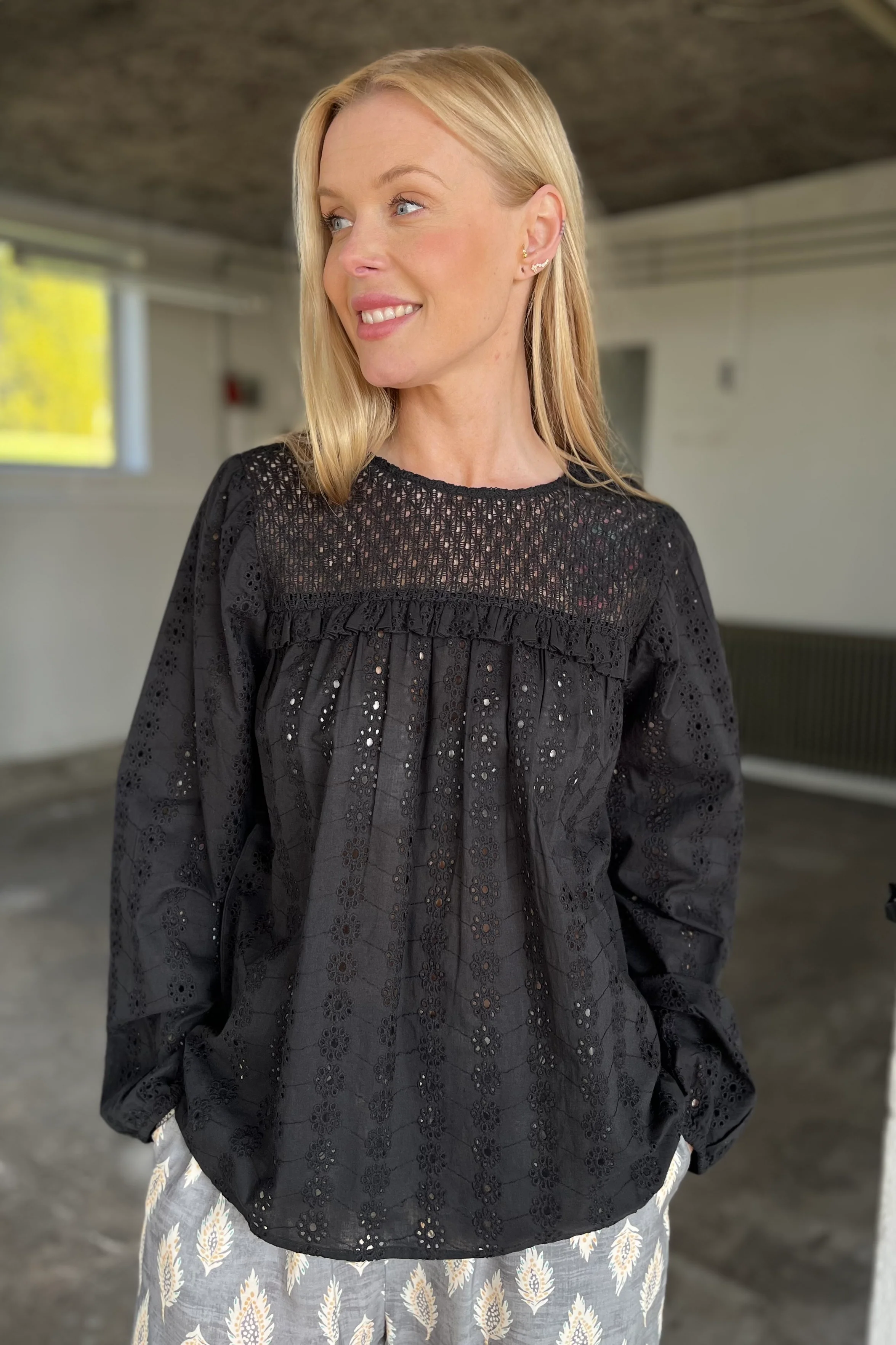 Paige Blouse 40577 | Black | Bluse fra Black Colour - Image 2