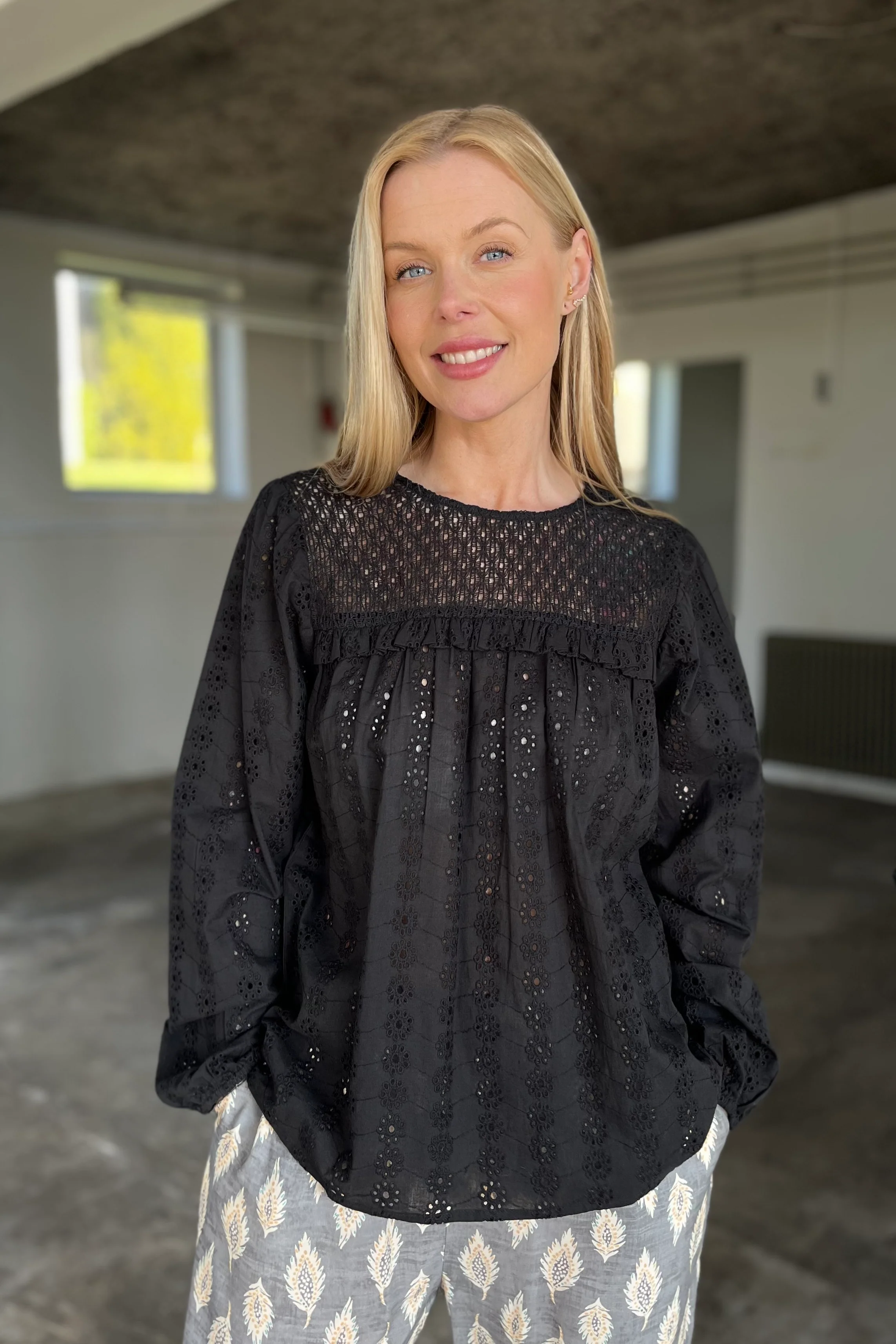 Paige Blouse 40577 | Black | Bluse fra Black Colour - Image 3