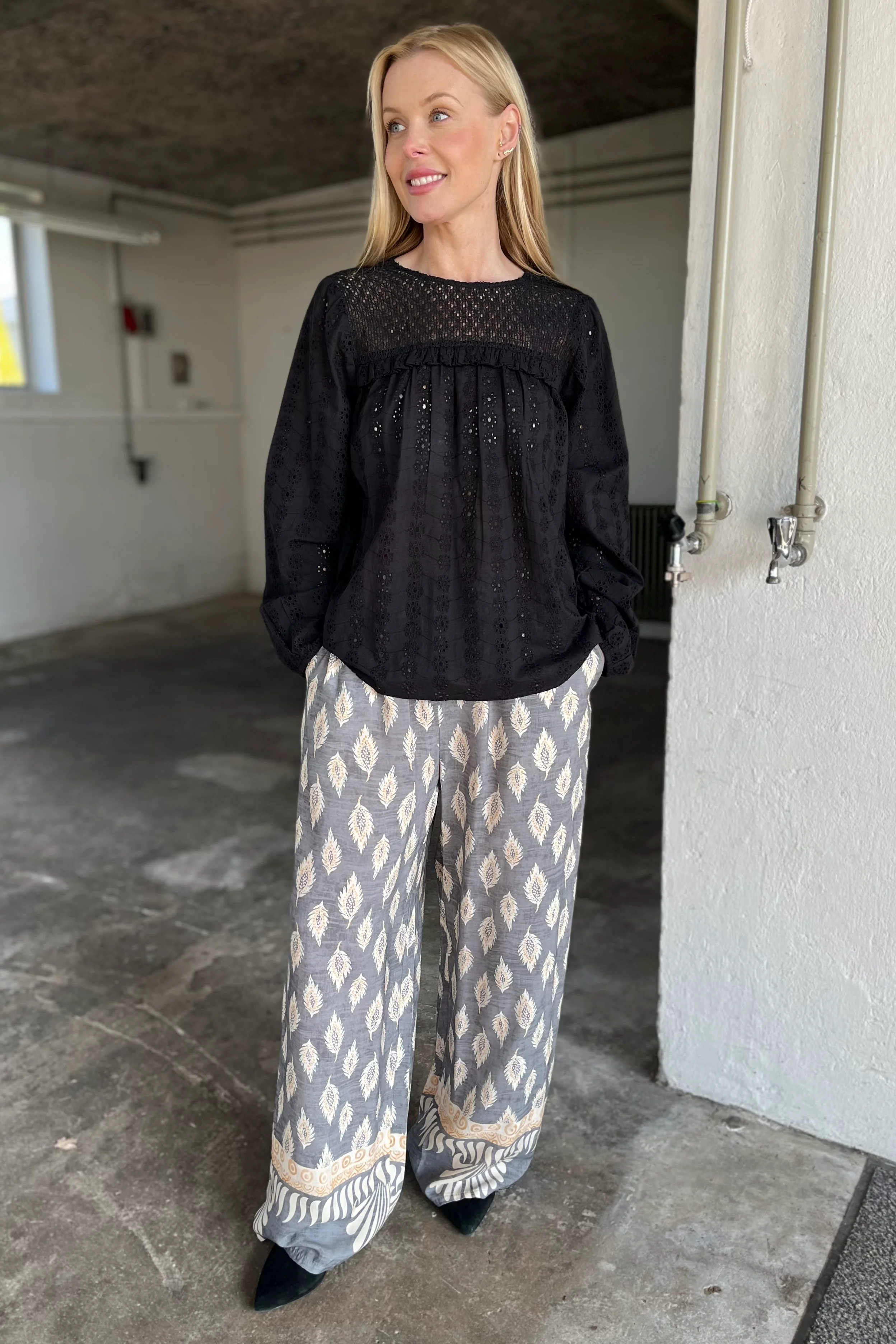 Paige Blouse 40577 | Black | Bluse fra Black Colour - Image 5