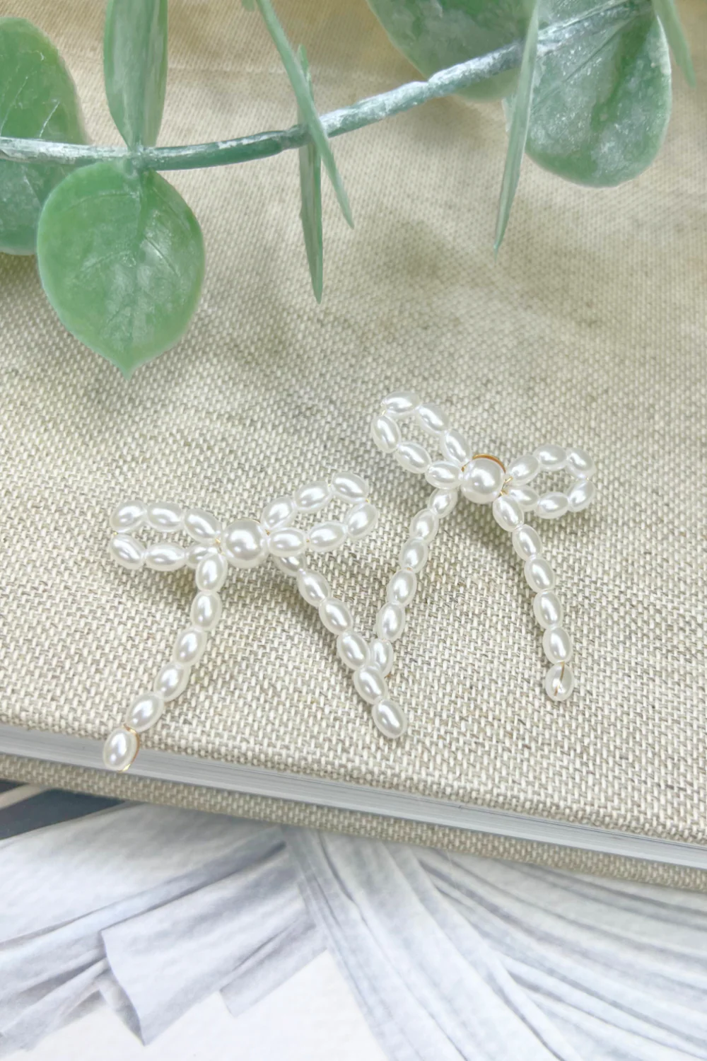 Pearl Bow Earrings | Øreringe fra Birdsong - Image 2