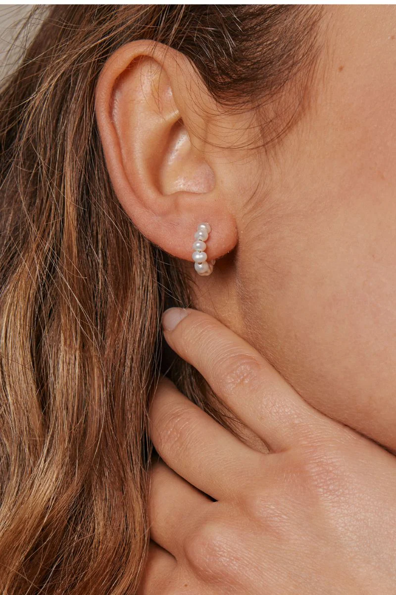 Pearlie Mini Hoops | Pearl | Øreringe fra Enamel - Image 2