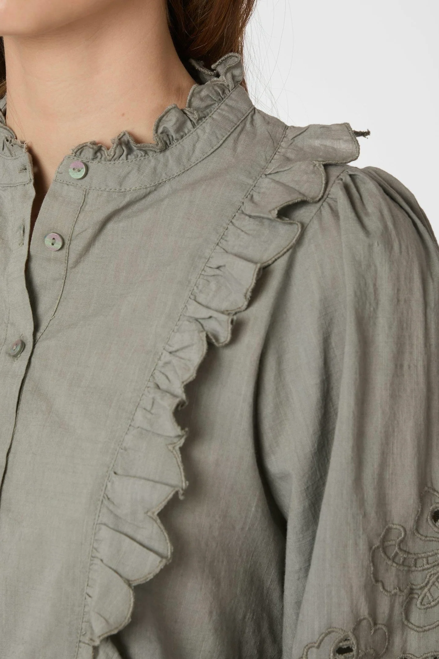Petrine Embroidery Blouse | Smoke Green | Bluse fra Neo Noir - Image 4