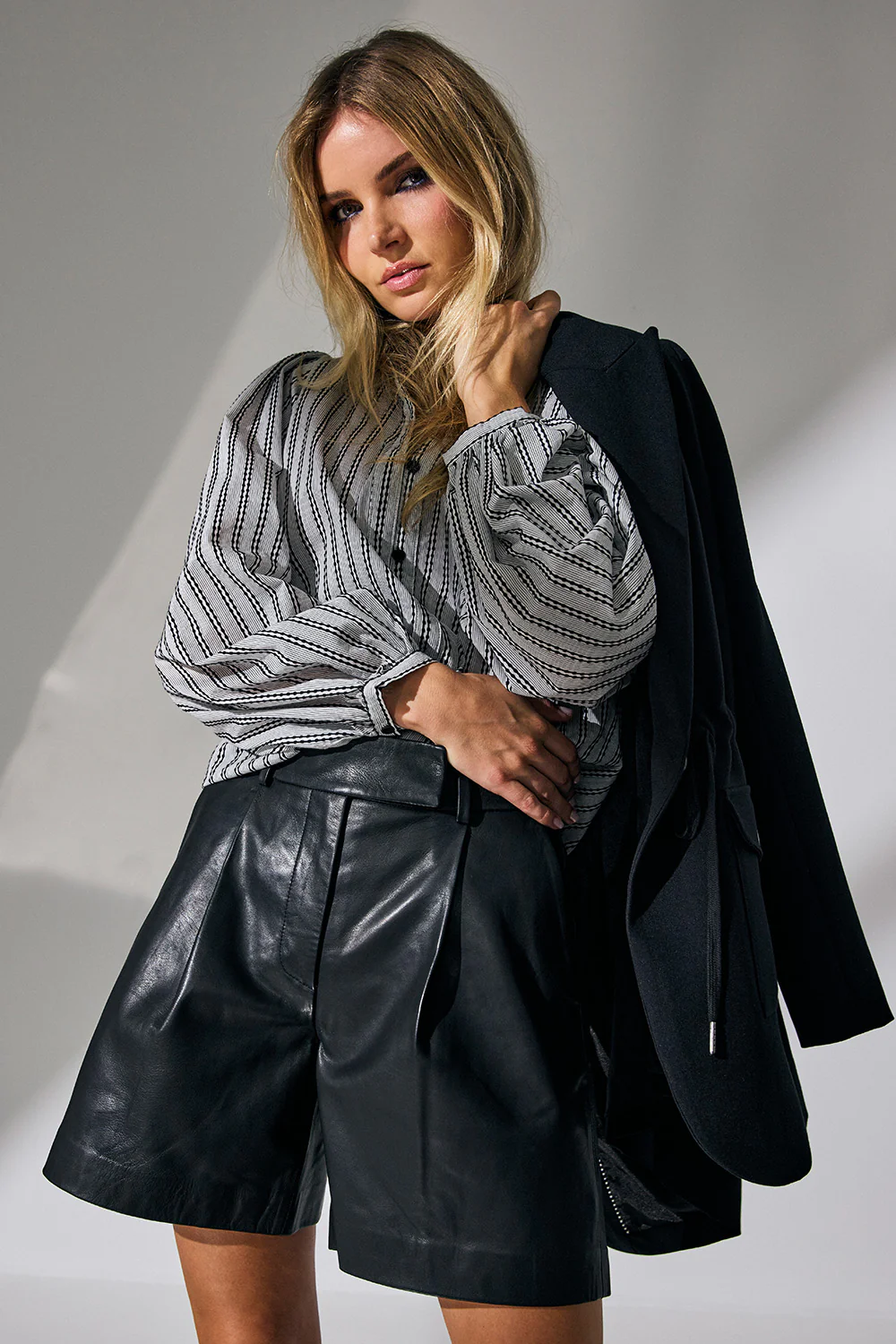 Phoebe Leather Pleat Shorts | Black | Bukser fra Co'couture