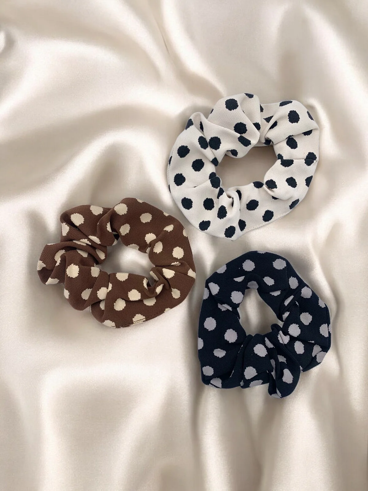 Polka dot scrunchie | Hårelastik fra By Timm