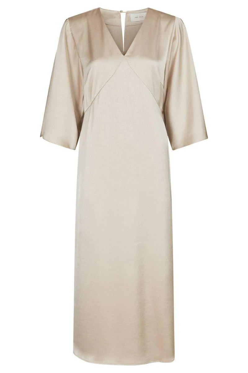 Remara Heavy Sateen Dress | Champagne | Kjole fra Neo Noir - Image 2