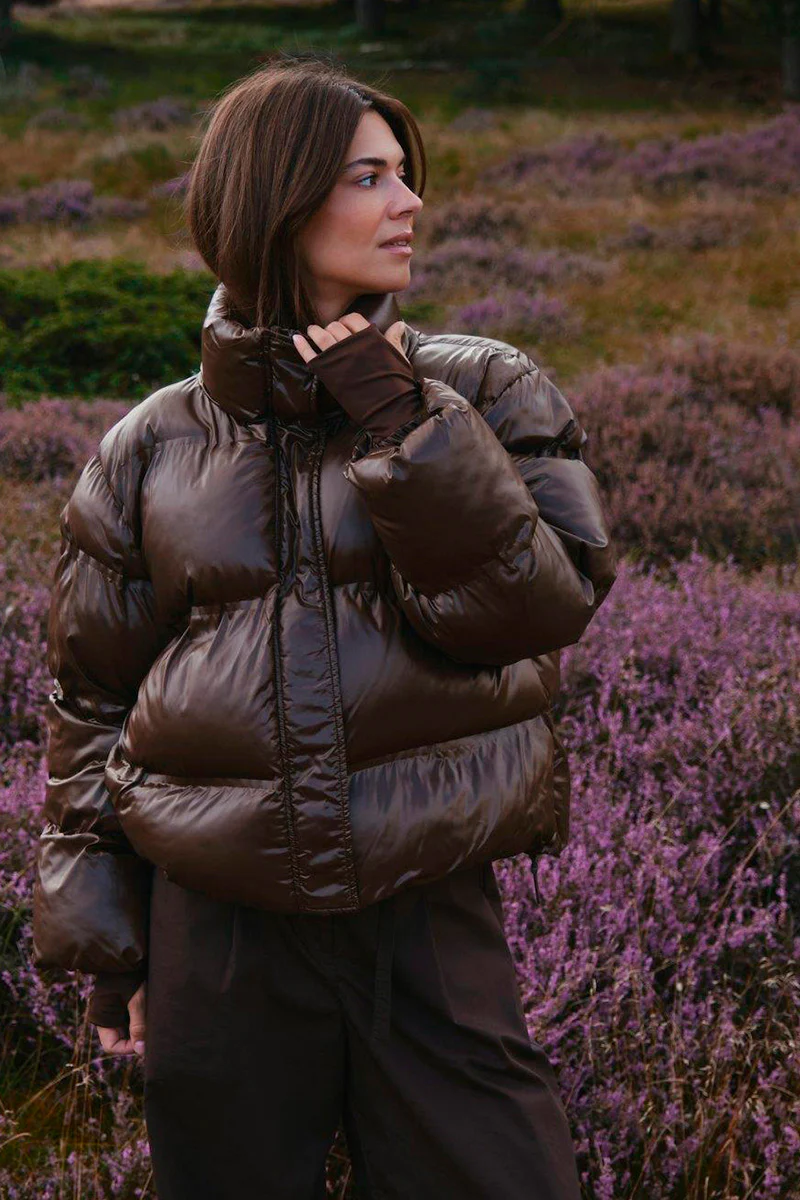 Rhea Shiny Puffer Jacket | Dark Brown | Jakke fra Neo Noir