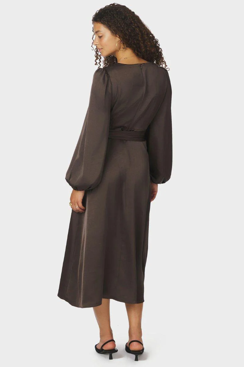 Rimini Heavy Sateen Dress | Dark Brown | Kjole fra Neo Noir - Image 7