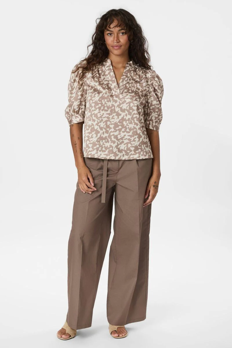 Roella Graphic Fade Blouse | Dark Sand | Bluse fra Neo Noir - Image 4