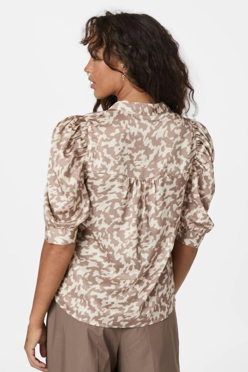 Roella Graphic Fade Blouse | Dark Sand | Bluse fra Neo Noir - Image 5