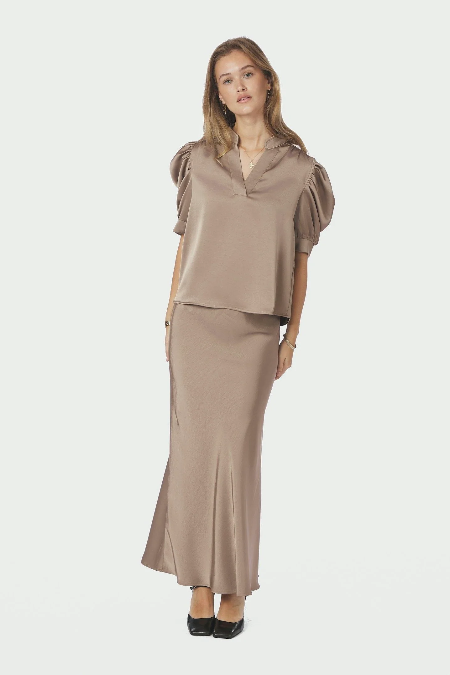 Roella Heavy Sateen Blouse | Dark Taupe | Bluse fra Neo Noir - Image 6