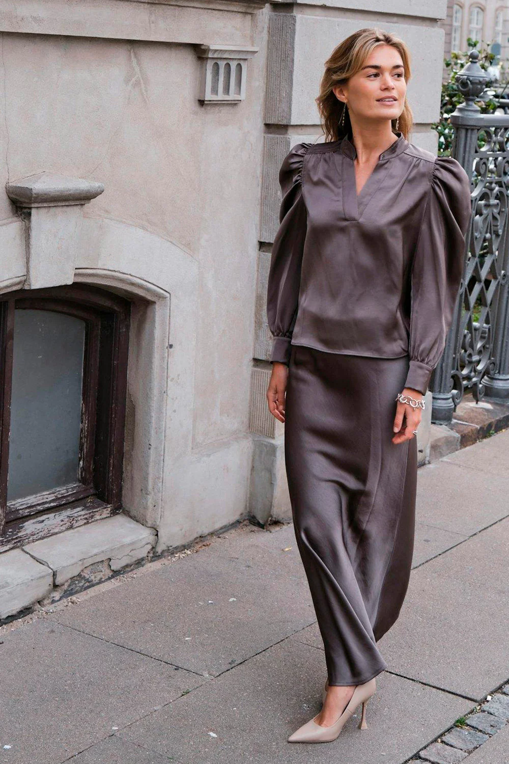 Rosslyn Heavy Sateen Blouse | Warm Grey | Bluse fra Neo Noir - Image 3