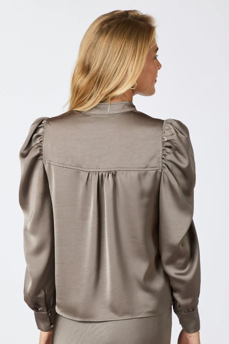 Rosslyn Heavy Sateen Blouse | Warm Grey | Bluse fra Neo Noir - Image 6