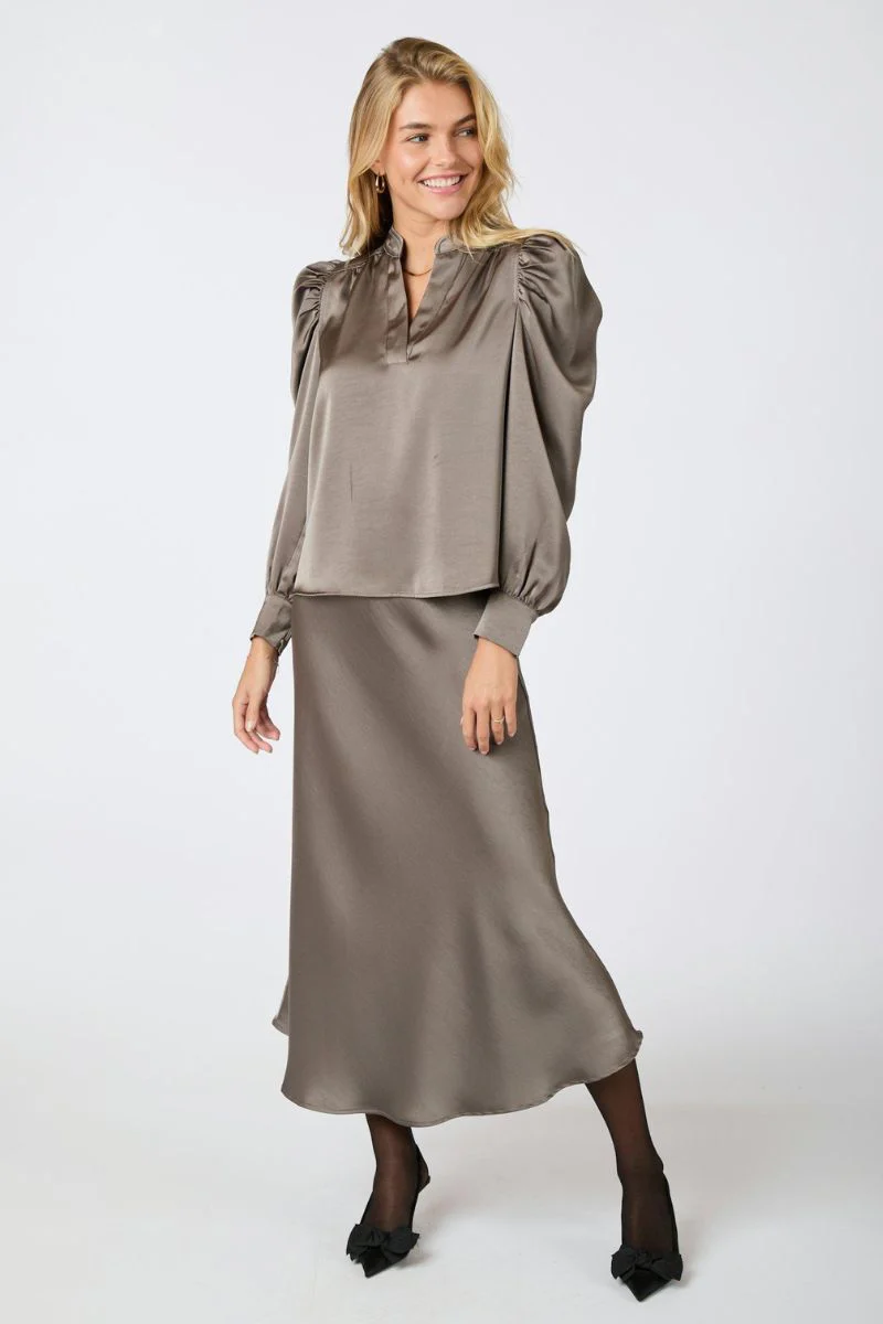 Rosslyn Heavy Sateen Blouse | Warm Grey | Bluse fra Neo Noir - Image 7