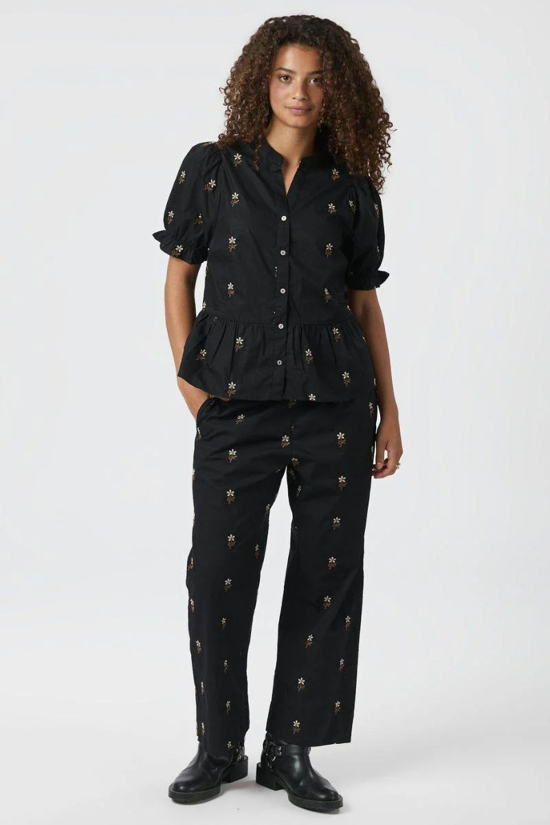Savy Flower Emb Blouse | Black | Bluse fra Neo Noir - Image 7
