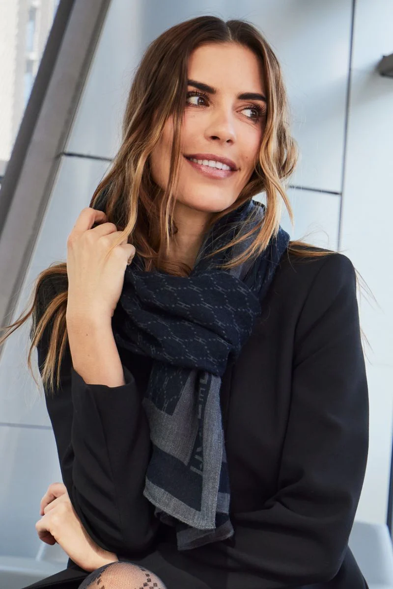 Scarf w/ Logo | Black | Tørklæde fra Hype The Detail - Image 5