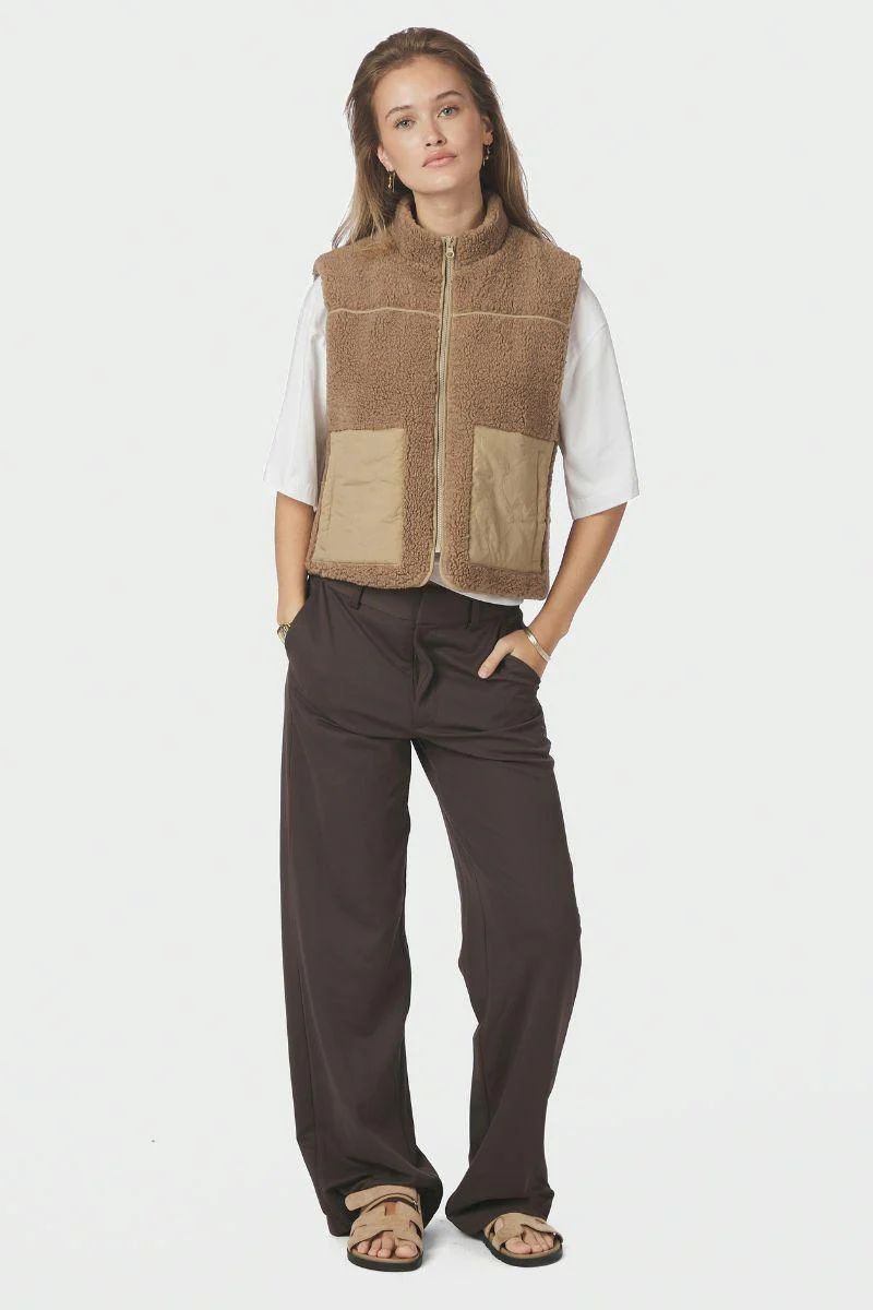 Scout Teddy Waistcoat | Taupe | Vest fra Neo Noir - Image 7