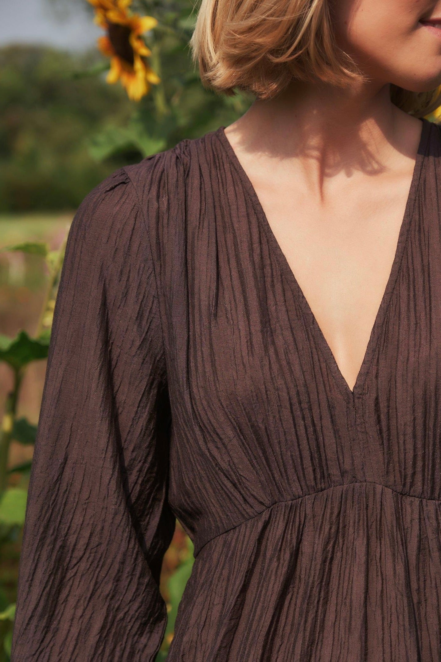 Silfi Crepe Dress | Dark Brown | Kjole fra Neo Noir - Image 3