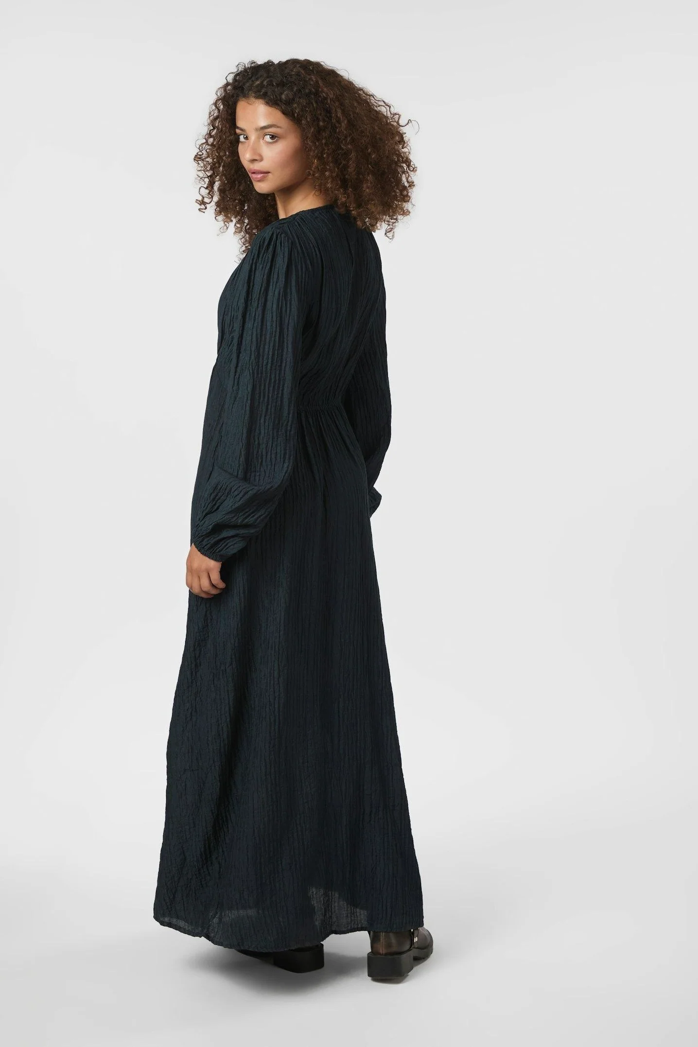 Silfi Crepe Dress | Navy | Kjole fra Neo Noir - Image 4