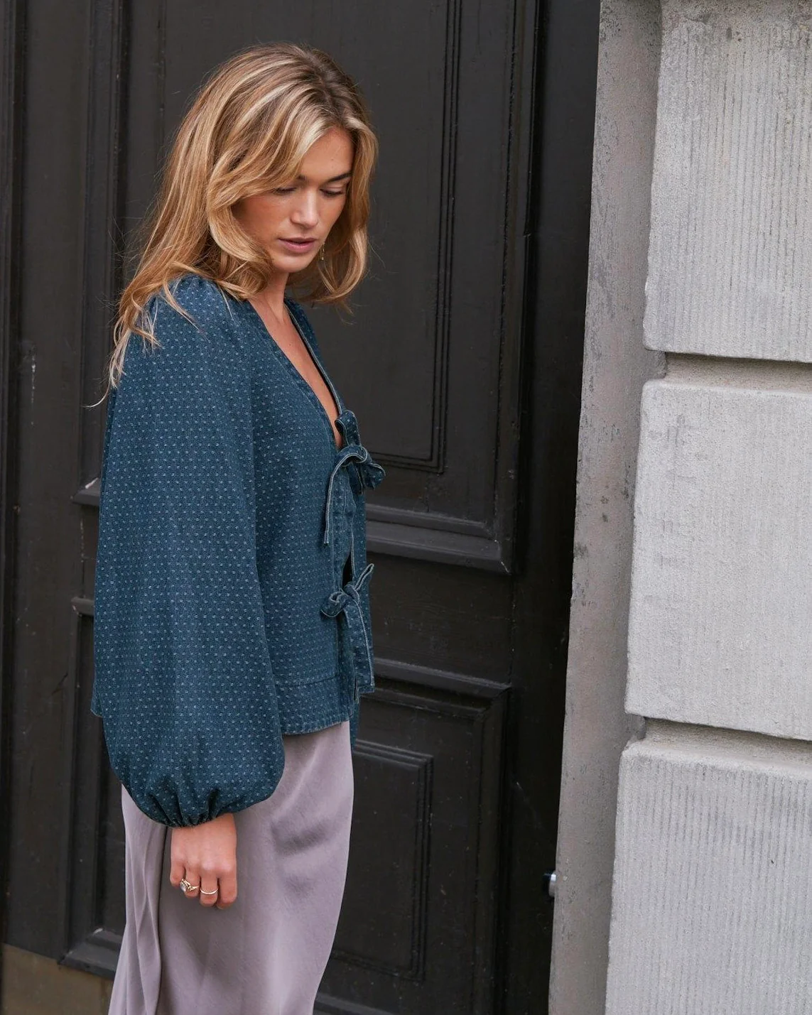 Silvi Overdyed Dot Blouse | Ash Blue | Bluse fra Neo Noir - Image 2