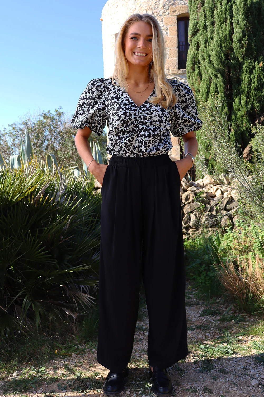 Siona V Neck Blouse | Black Flower | Bluse fra Liberté - Image 2