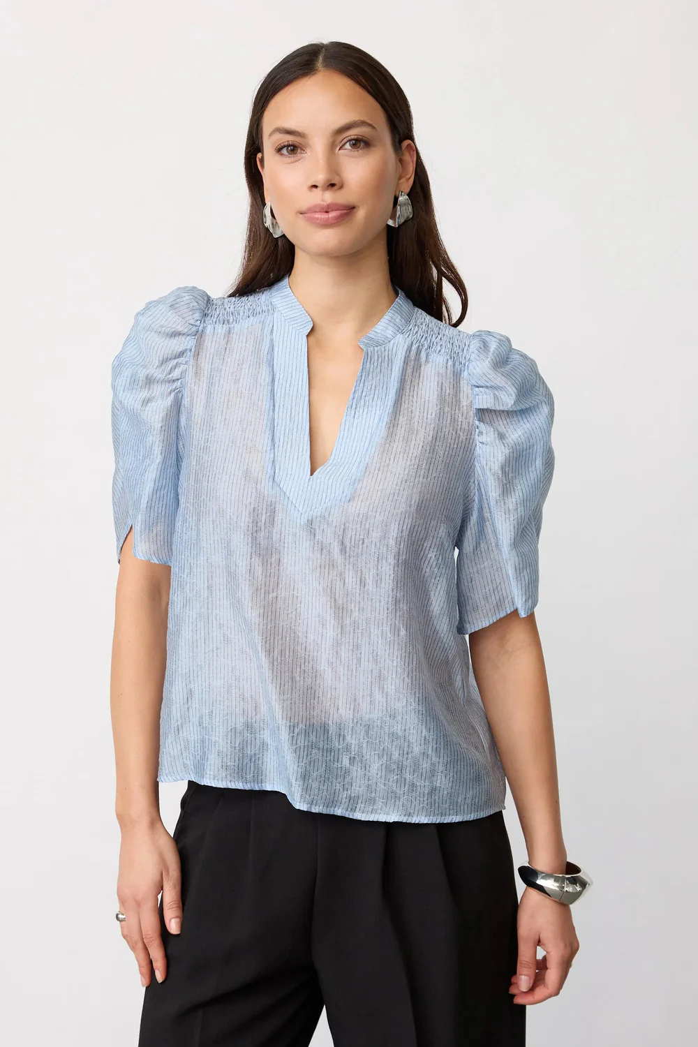 Sisu SS V-Blouse 45194 | Pale Blue | Top fra Co'couture