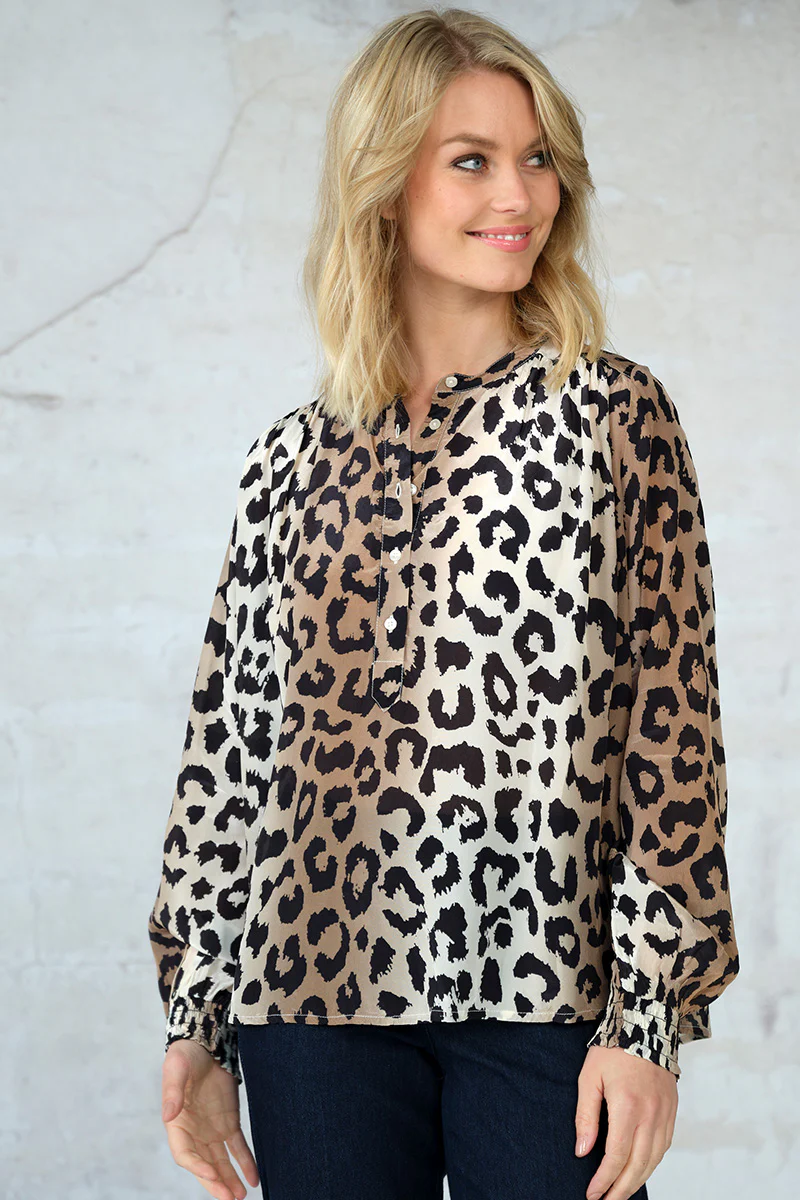 Sonna Blouse 2449 | Leopard | Bluse fra Prepair - Image 5