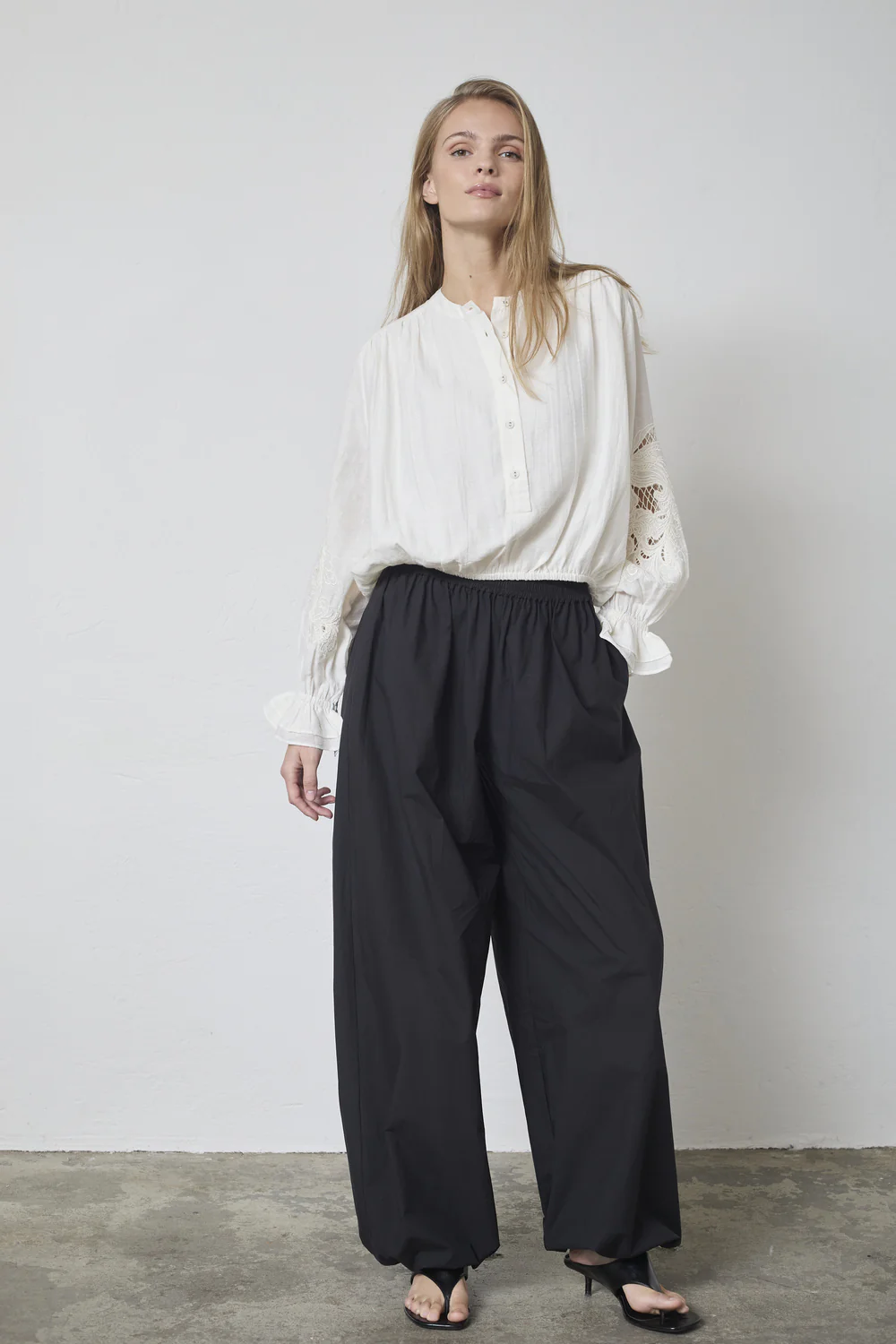 Stina Emb Blouse 45078 | Off white | Top fra Co'couture - Image 3