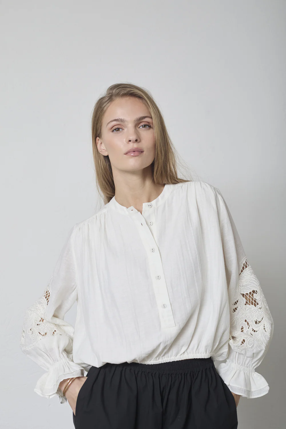 Stina Emb Blouse 45078 | Off white | Top fra Co'couture - Image 4