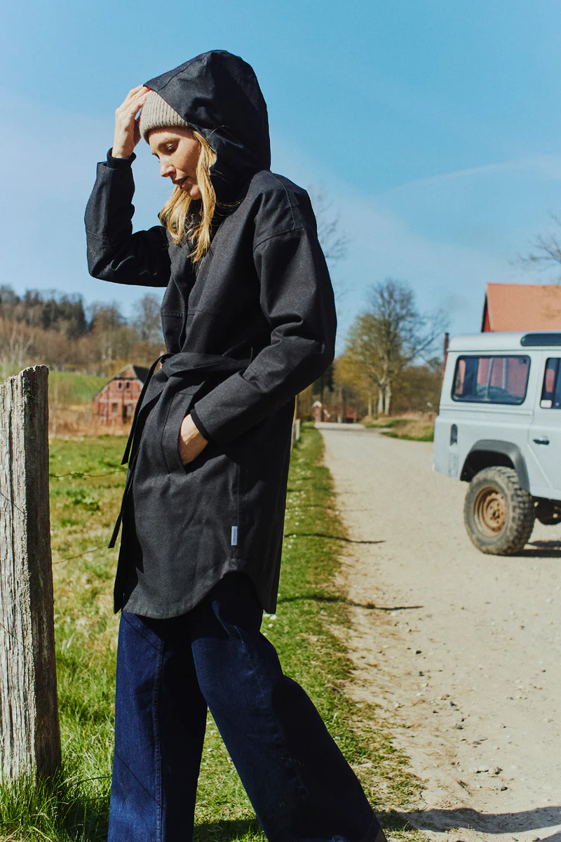 Storm Ja Belt | Black | Jakke med bælte fra Freequent