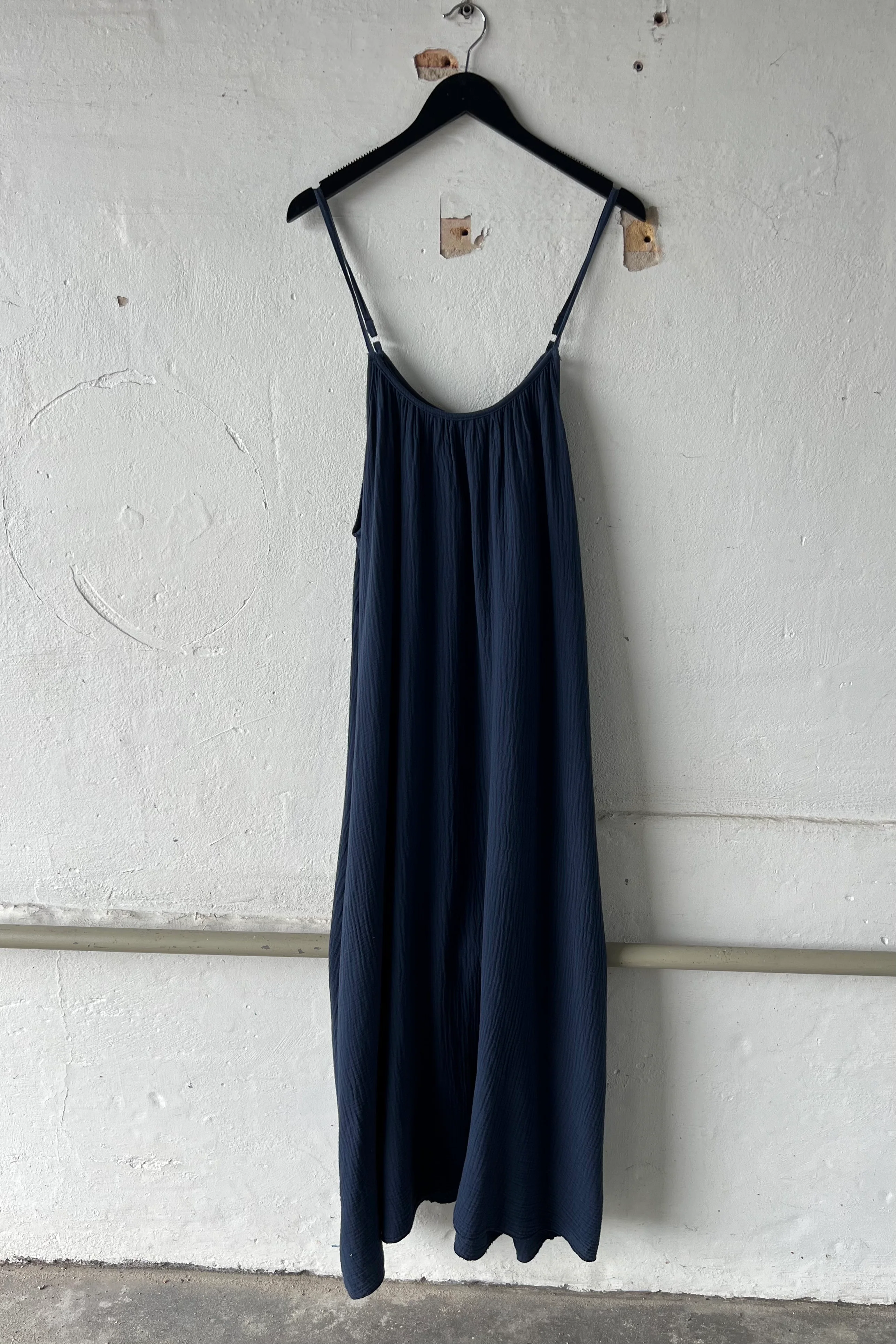 Sasmé Strap Dress | Navy | Kjole fra Atelier C - Image 2